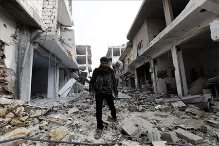 un combatiente kurdo entre los escombros de Koban Combatientes Kurdos persiguen a Daesh en Kobani